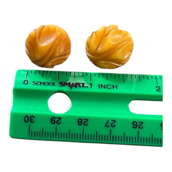 1950s Vintage round carved earrings with screw on backs - Picture 4 of 5